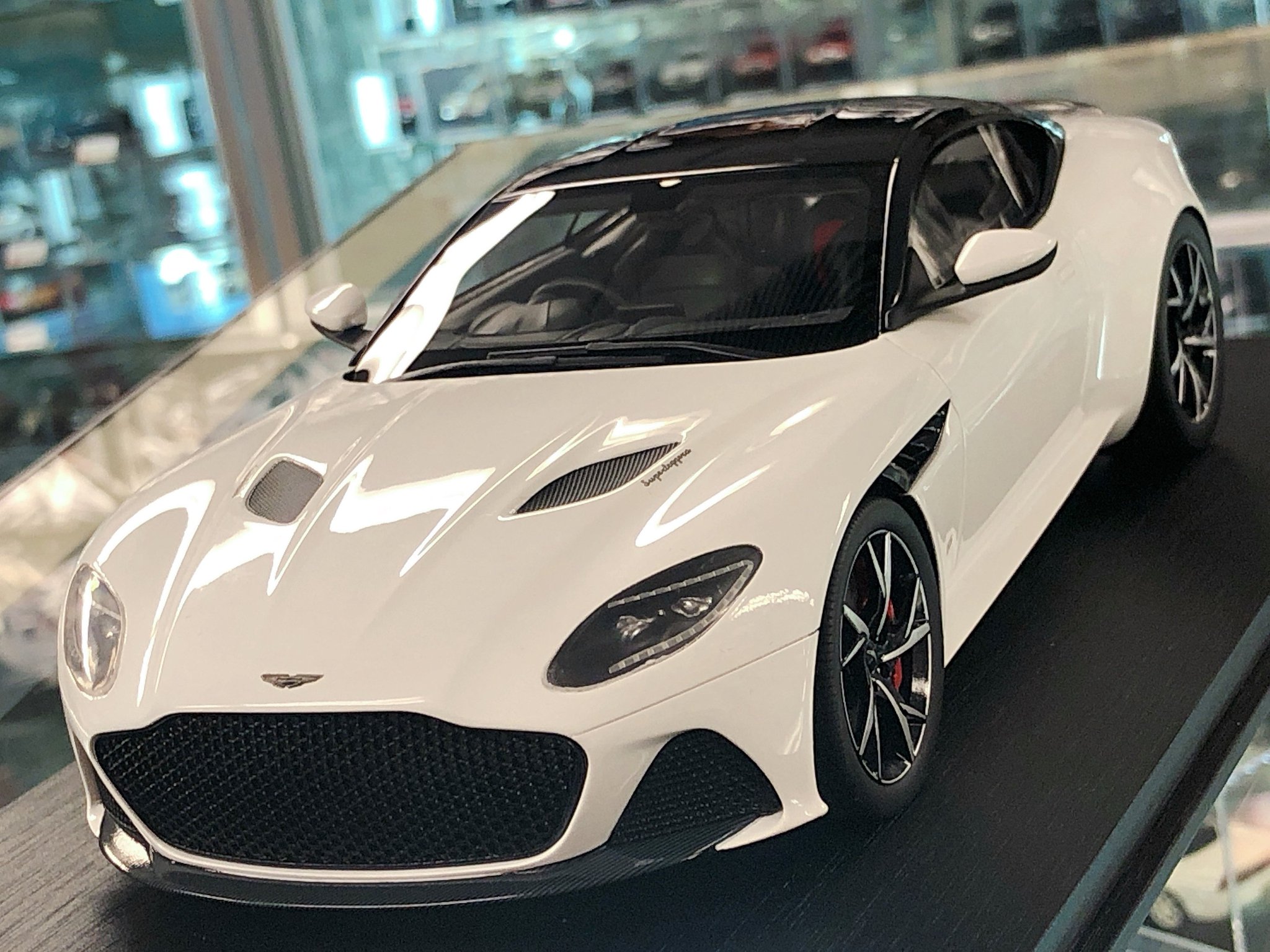 現金特価】 AUTOart 1 18 アストンマーチン DB11 メタリック グリーン