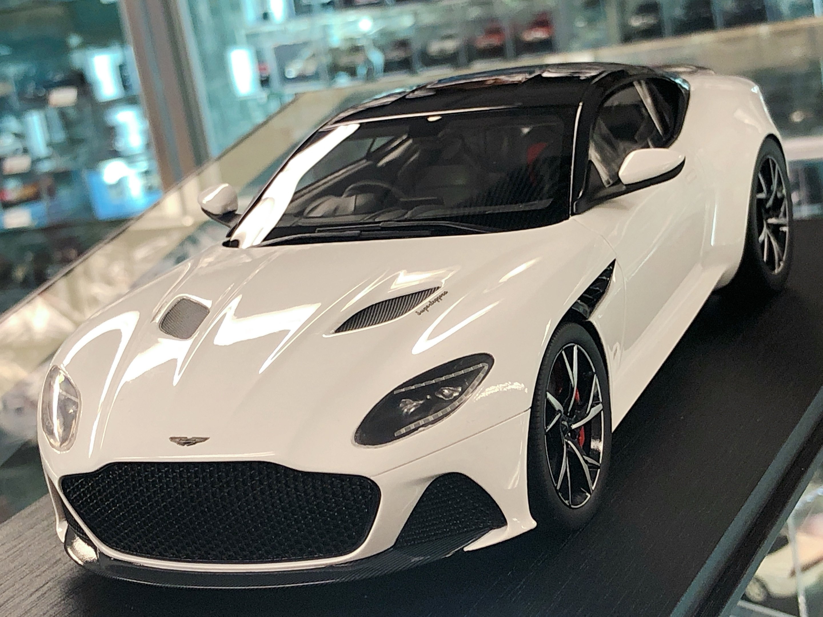 ミニカーショップ ポストホビー新宿店 トップスピード新製品 1 18スケール Ts0267 アストンマーチン Dbs スーパーレッジェーラ ストラタスホワイト 量産型で最上級に位置しているアストンマーティンdbs この大迫力のグリルがまたカッコいいんだよな