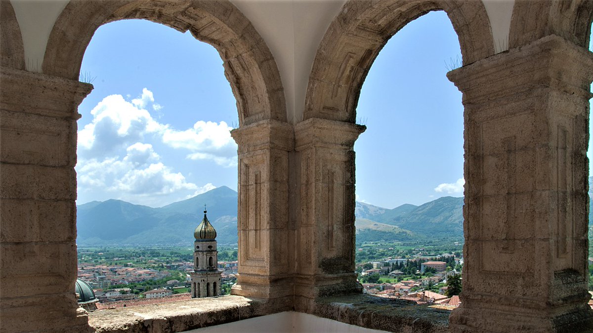 progettopelago's tweet photo. Il #CastelloPandone di #Venafro, provincia di #Isernia, è uno dei luoghi più affascinanti e suggestivi del #Molise. Passato sotto diverse dominazioni, il Castello ha sempre rappresentato un punto di controllo del territorio circostante... https://t.co/EbUPxzOYoX https://t.co/XNYppsTABq