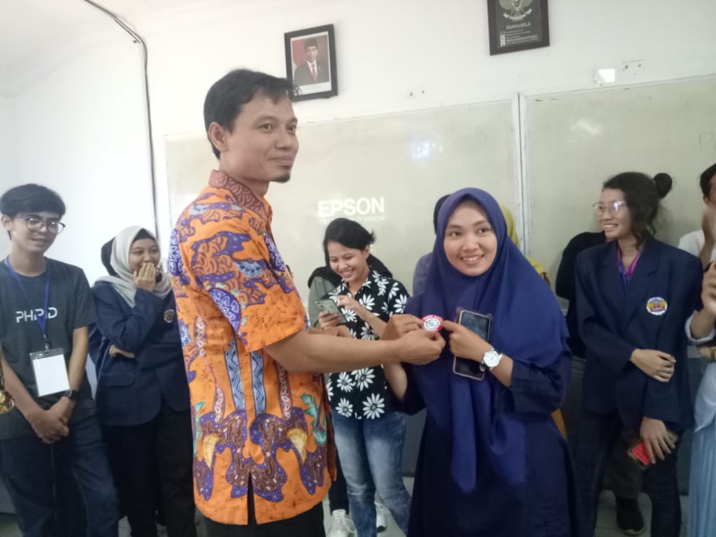 Dhitaaaaa_p's tweet photo. Penyematan Badge bagi peserta yang lulus tes Pandu Digital (Smart City, Smart People) dengan nilai terbaik oleh bapak Hasyim Gautama  @fesTIK2019_ #festik2019 #FestivalTIK2019 #relawantik #RTIK #BangkaBelitung https://t.co/ozjKwAVNYl