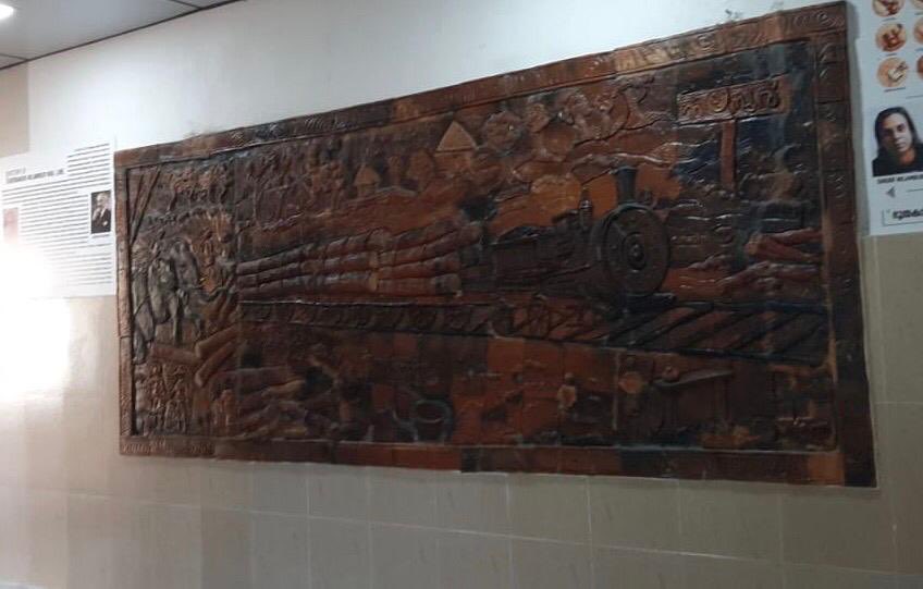 RailMinIndia's tweet photo. Terracotta art work depicting the history of Nilambur Railway line has become an attraction for passengers  at the waiting hall of Nilambur Road Railway Station of Palakkad Division, Southern Railway. https://t.co/EWfHBcPHyC