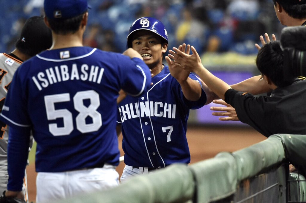 BxsekkiexB's tweet photo. 【11/23台中インターコンチネンタル】ベンチからの出迎えを受ける根尾昂選手
#dragons #drapic7 #根尾昂 https://t.co/GwNvELuAJk