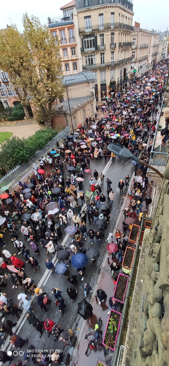 Beaucoup de monde pour la marche contre les #ViolencesFaitesAuxFemmes à #Toulouse
#NousToutes #JeMarcheLe23