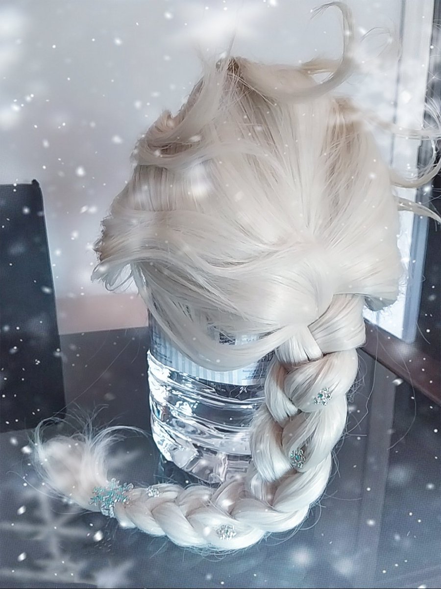 NoririnHayashi's tweet photo. I'm SO EXCITED about watching Frozen 2 today AAAAAA ❄️❄️❄️ I think I'm gonna dress up as my favourite Queen 👑 #Congela2 https://t.co/A1bmh7CU83