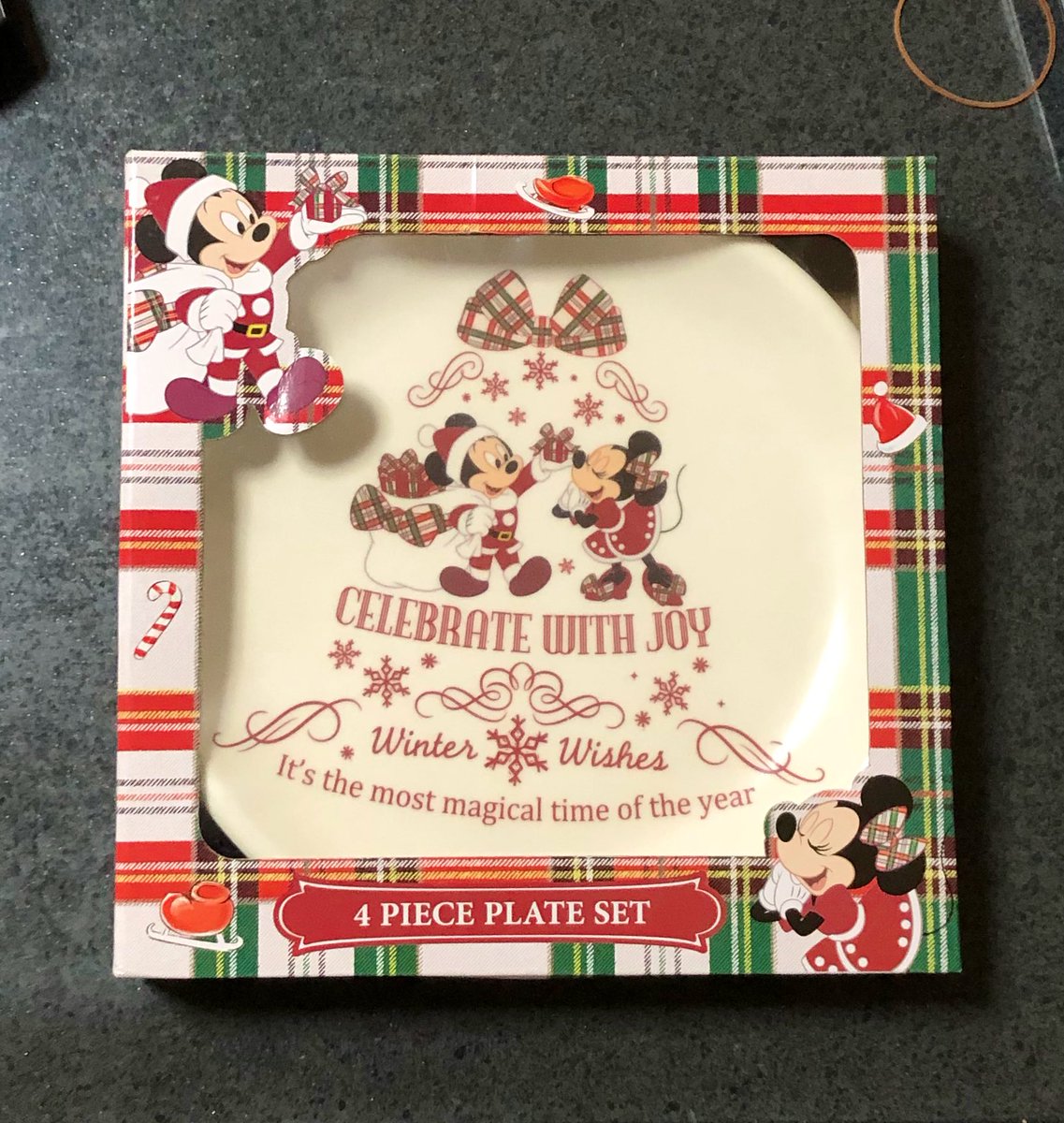 かふぇ Twitterren ディズニーストア で4枚セットの クリスマスプレート を購入 どの絵柄も可愛い プラスチック製なので 壁掛けにしても良いよね 博多駅