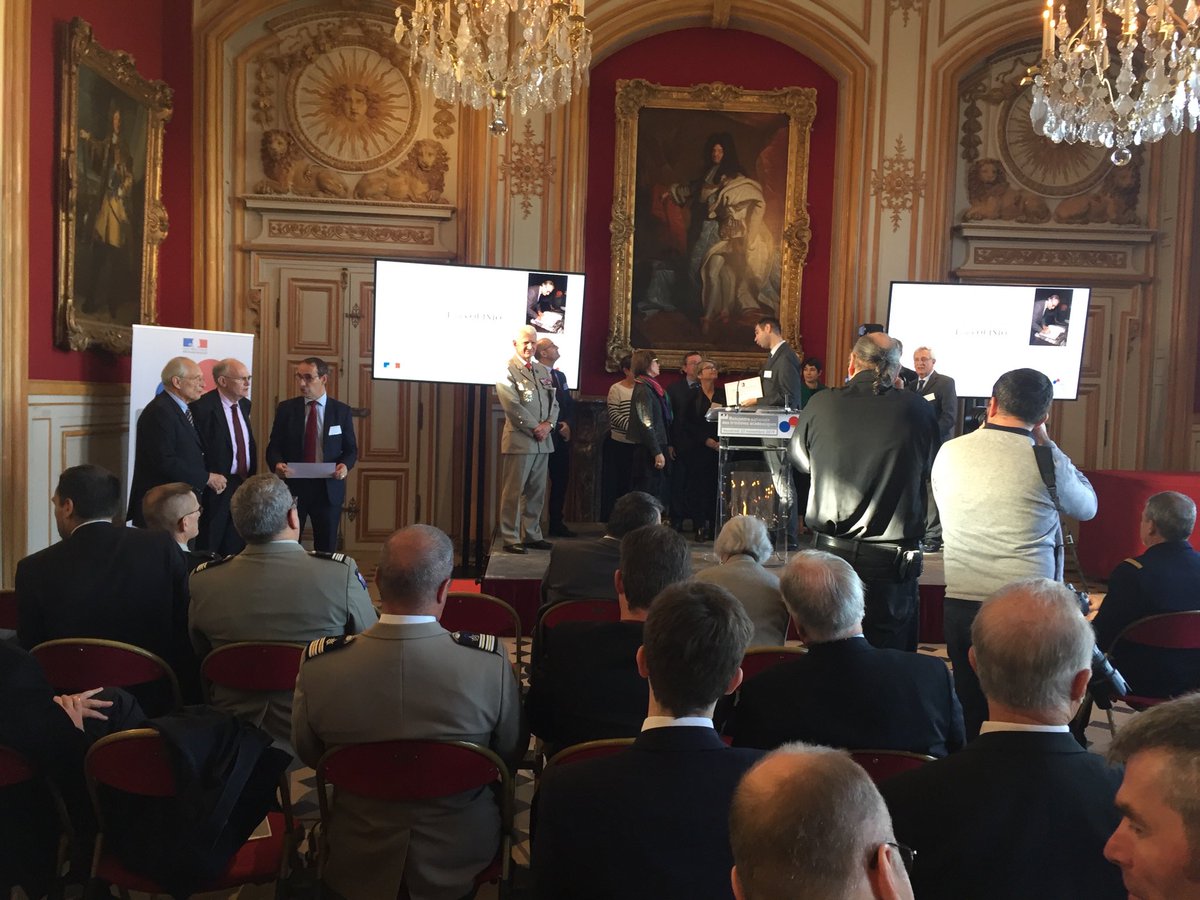 Remise du prix Louis Quinot à l’association par Guillaume Lasconjarias.