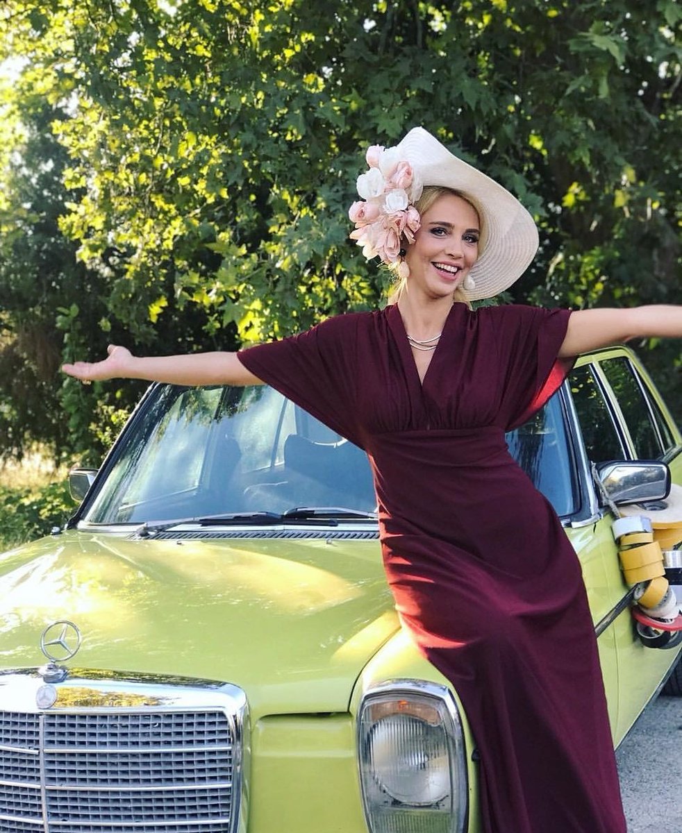 Pastırma yazı bitebilir, sıcak havalar sona erebilir. Ama Sevim Soylu gibi bir güneşi evinizden eksik etmediğiniz sürece güneşli ve sıcacık günler hep sizinle olacak efendim. Müsterih olunuz. ❤️🥰
#BirDeliRüzgar