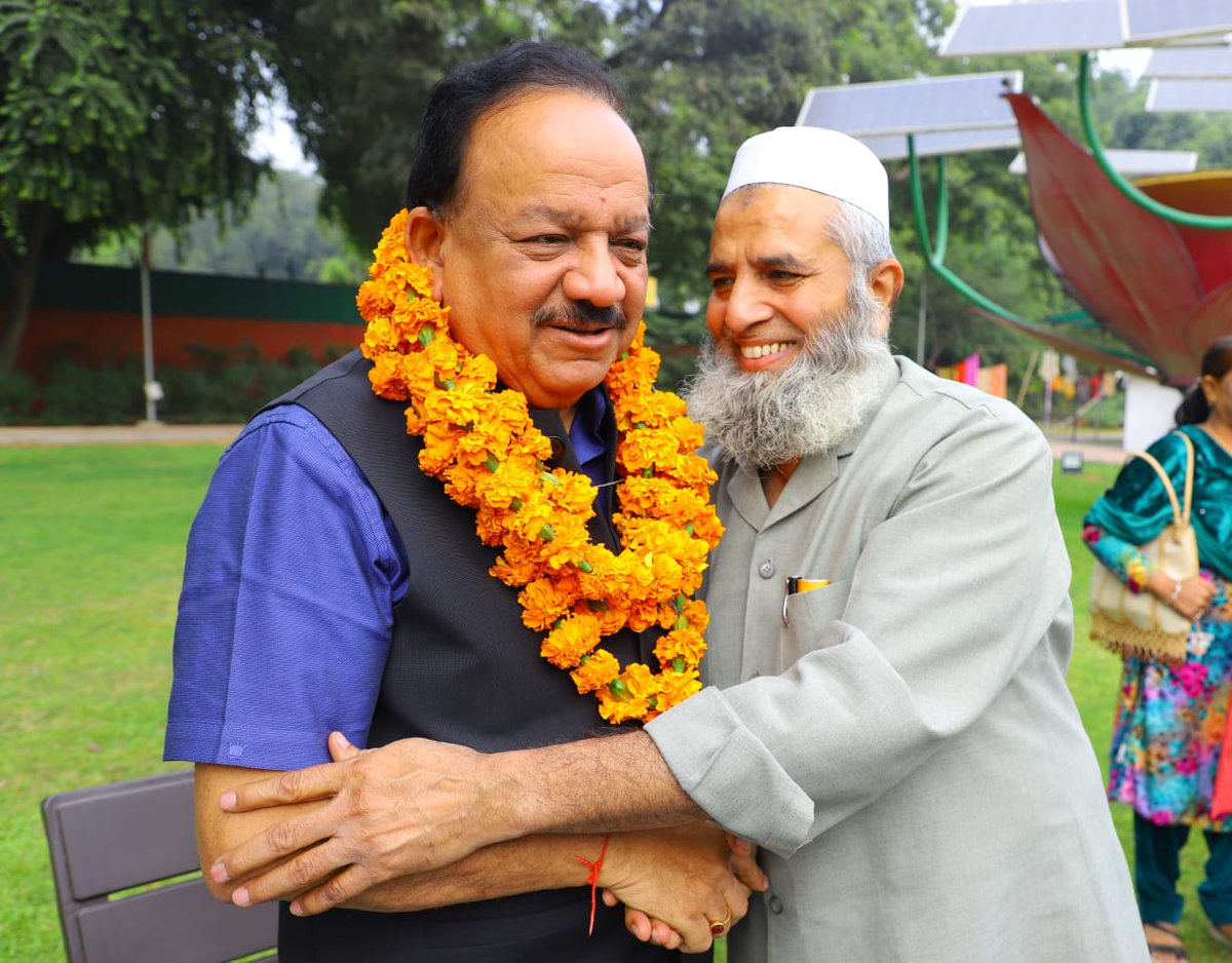 drharshvardhan's tweet photo. आज मैंने #चाँदनी_चौक संसदीय क्षेत्र के वाल्ड सिटी क्षेत्र में प्रैक्टिस कर रहे डाॅक्टरों से अपने आवास पर मुलाकात की। बैठक में स्वास्थ्य सेवाओं को सुदृढ़ करने के लिए आयुर्वेद, यूनानी व अन्य चिकित्सा पद्धतियों के माध्यम से डाॅक्टरों की भागीदारी पर चर्चा हुई। @BJP4Delhi @PMOIndia https://t.co/mE81L42R0H