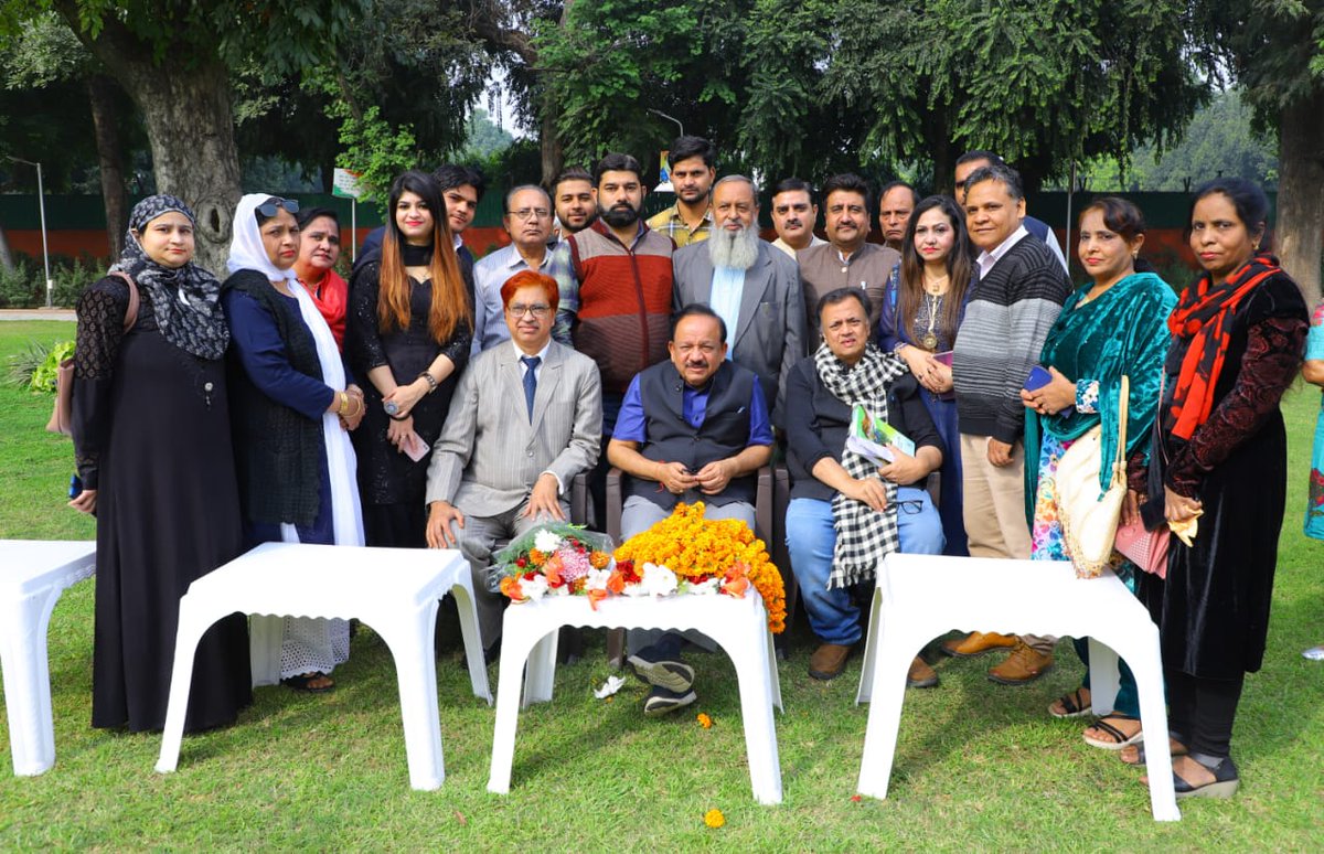 drharshvardhan's tweet photo. इस दौरान बैठक में उपस्थित डाॅक्टरों ने इच्छा जताई की सरकार उन्हें भी #TB और #टीकाकरण जैसी स्वास्थ्य योजनाओं में शामिल करे ताकि वो भी स्वास्थ्य क्षेत्र में अपनी भागीदारी सुनिश्चित कर सकें। @TBHDJ @BJP4Delhi @PMOIndia  #MissionIndradhanush https://t.co/1SiD5iyas2