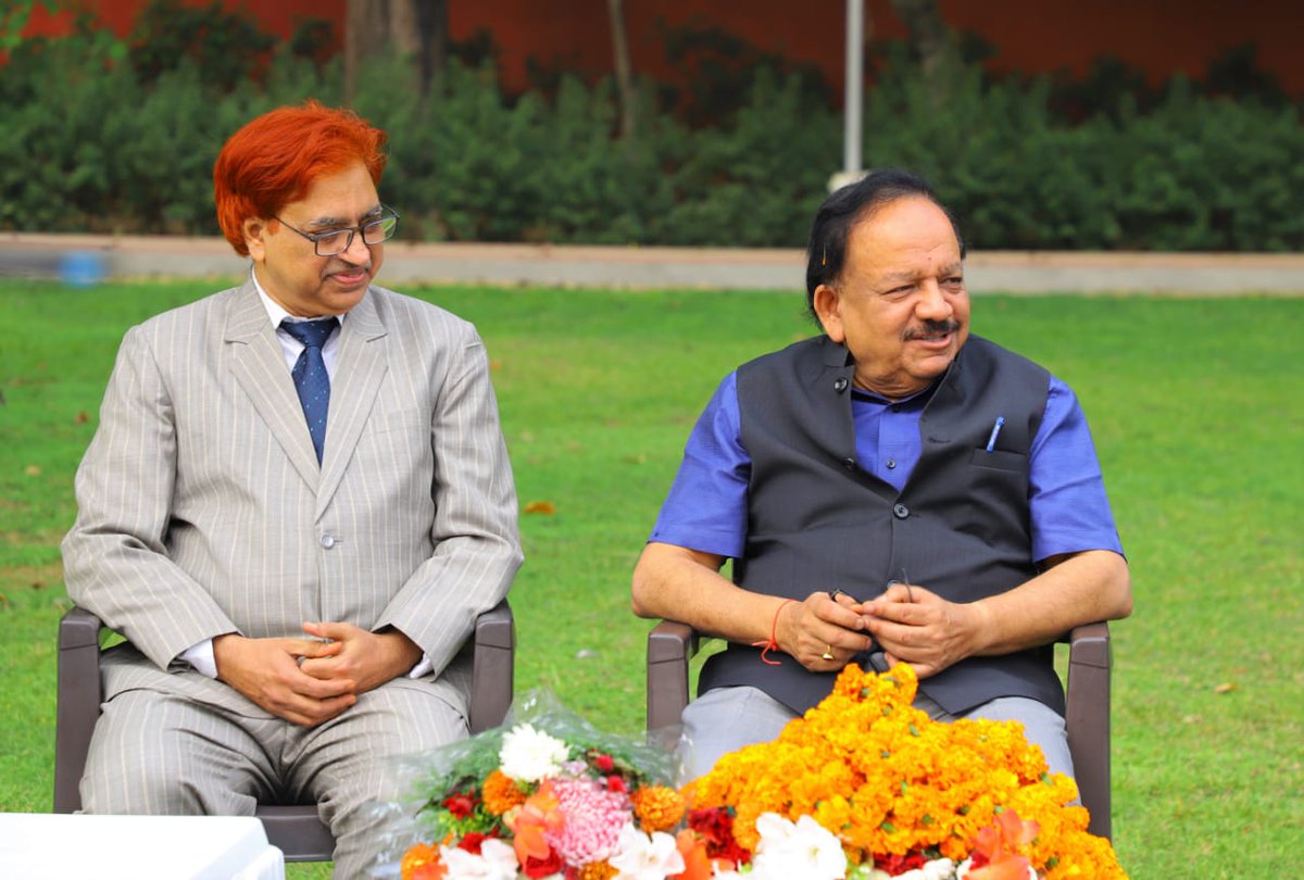 drharshvardhan's tweet photo. इस दौरान बैठक में उपस्थित डाॅक्टरों ने इच्छा जताई की सरकार उन्हें भी #TB और #टीकाकरण जैसी स्वास्थ्य योजनाओं में शामिल करे ताकि वो भी स्वास्थ्य क्षेत्र में अपनी भागीदारी सुनिश्चित कर सकें। @TBHDJ @BJP4Delhi @PMOIndia  #MissionIndradhanush https://t.co/1SiD5iyas2