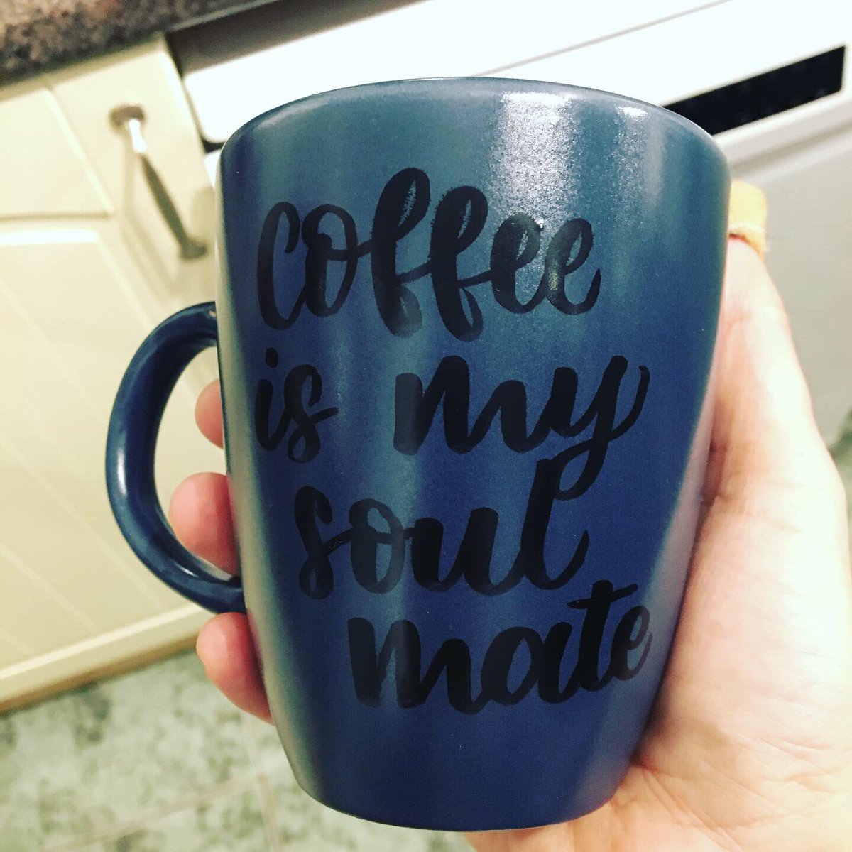 prepost_pigeon's tweet photo. The next person to register for my Brush Calligraphy workshop happening next month in @Hobbycraft_TAM will take home a mug I decorated, and the next person will take the latest Simply Lettering issue! Follow the link below to sign up! #Christmas 
https://t.co/QMSbNKcT6F https://t.co/TtrfGikAX0