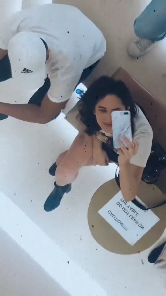 JennUy2's tweet photo. 🎶Mirror mirror on the....Phone😅hahaha who's the fairest of them all ..."Who is the Mystery Guy??🙈🙈"🎶

Ehem ehem kng sno ka man....sna may maipost sya sa IG story nya 🙈🙈🙈😆😆 https://t.co/VQwLR4UlVK