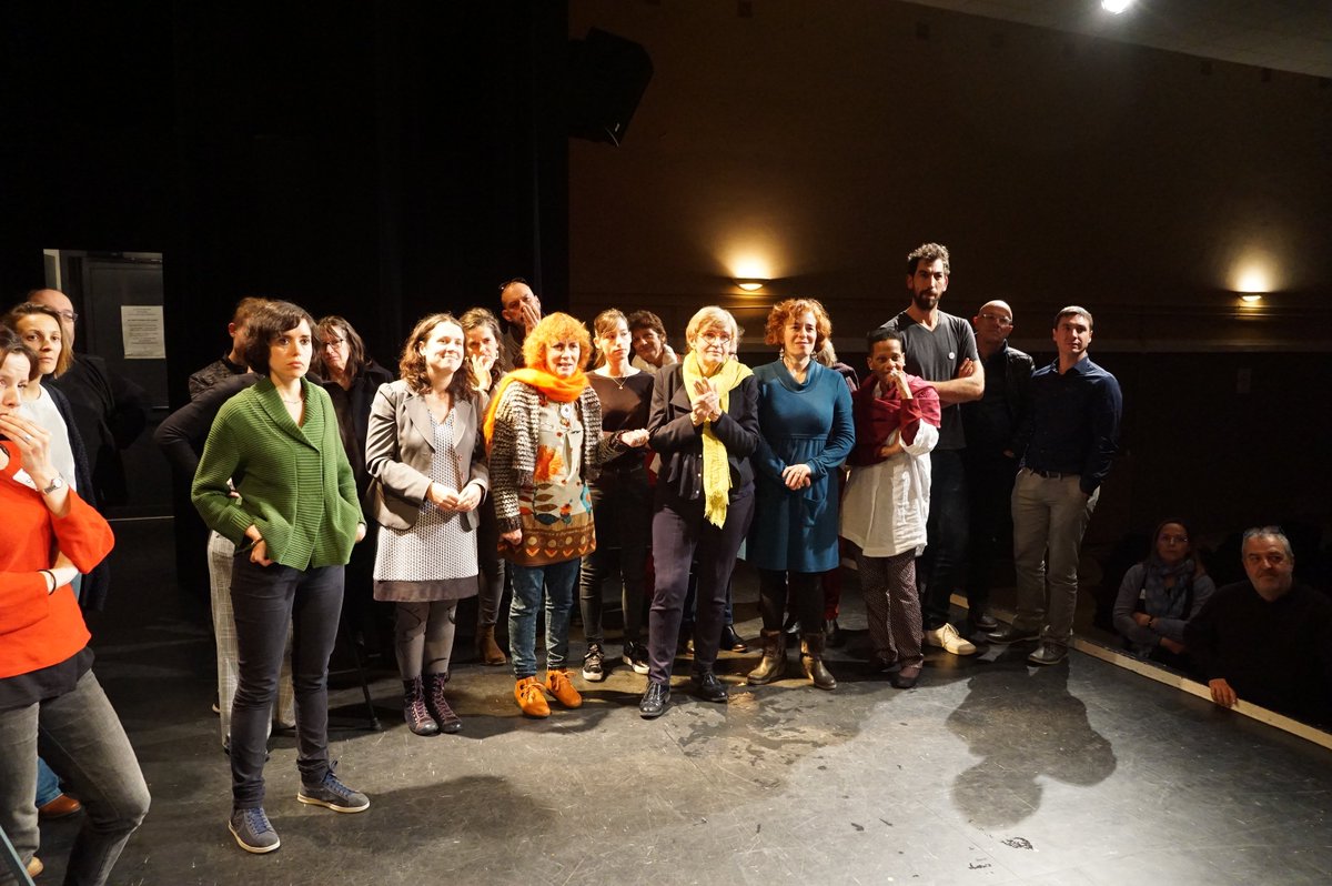 Belle soirée controverse numérique "ce que l'internet a fait de nous" à #Locmiquelic merci à la compagnie du funambule pour la pièce  <a href="/IreR1/">Irénée Régnauld 🐑🚀‏</a> <a href="/MoutonNumerique/">Le Mouton Numérique</a> pour le débat mouvant <a href="/LeRN165/">Réseau Numérique 165</a>  pour nous avoir intégré dans la semaine du numérique avec le projet <a href="/la_fing/">Fing</a> #Reset