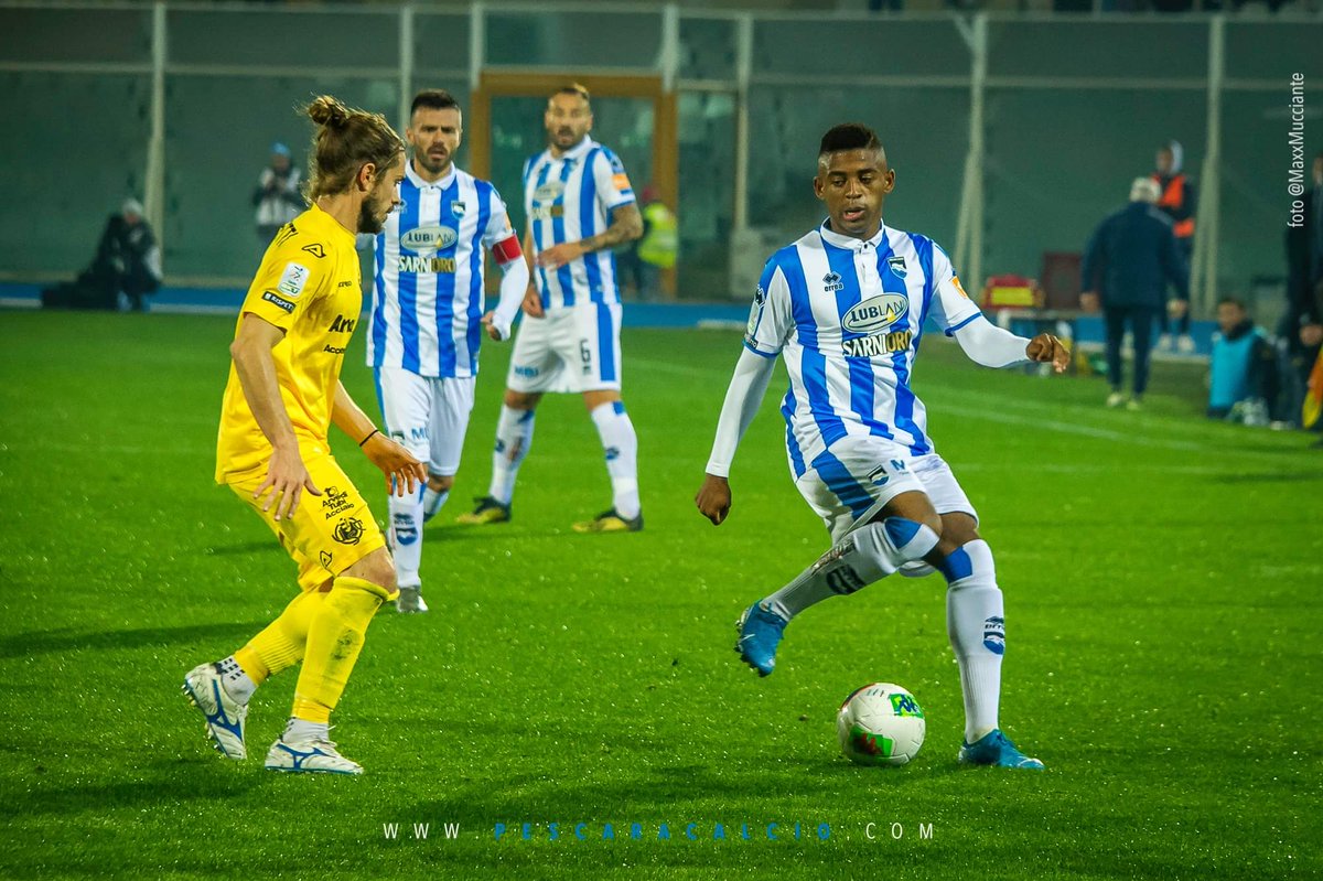 PescaraCalcio's tweet photo. CONTINUA il momento POSITIVO ➕ del DELFINO BIANCAZZURRO 🐬👌🏻

⚽☝🏻  Pescara 🆚 Cremonese 1️⃣-1️⃣
👀🎥  https://t.co/tVAePdUmUC
👂🏻🎙️  https://t.co/7dp164Skz9 

#AmoPescara | #PesCre https://t.co/oxV46tNyAp
