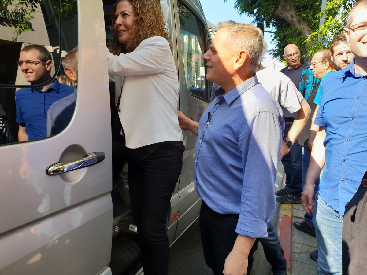 Dem_Union's tweet image. קראו לנו הזויים. אמרו שזה מאבק בתחנות רוח. בזכות פעילות עיקשת של שנים, בעיריות ובכנסת, ובזכות ארגונים חברתיים נפלאים - ניצחנו. יש תחב"צ בשבת. בקרוב בערים נוספות ברחבי הארץ. 🚌💪