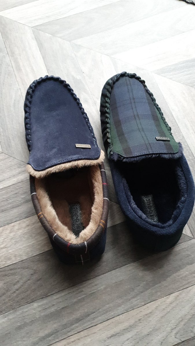 RachSmedders's tweet image. That awkward moment when your dad&apos;s @Barbour birthday present slippers just don&apos;t seem right... or infact they just don&apos;t seem left 🤭🙈🤷🏻‍♀️😂 

#2RightFeet #DifferentColour #DifferentSizes #BirthdayDisaster