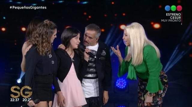 SanMartinBurz's tweet photo. ¡¡¡¡VALEN TE BANCAMOS!!!!
Este domingo a partir de las 22 hs nuestra querida amiga hincha de Sanma, Valentina Alfonso, volverá a cantar en el programa de @Su_Gimenez "Pequeños Gigantes". No te lo pierdas. Hagamosle el aguante!!!
#VamosValen
#VamosSanma https://t.co/j5B3izkkxb