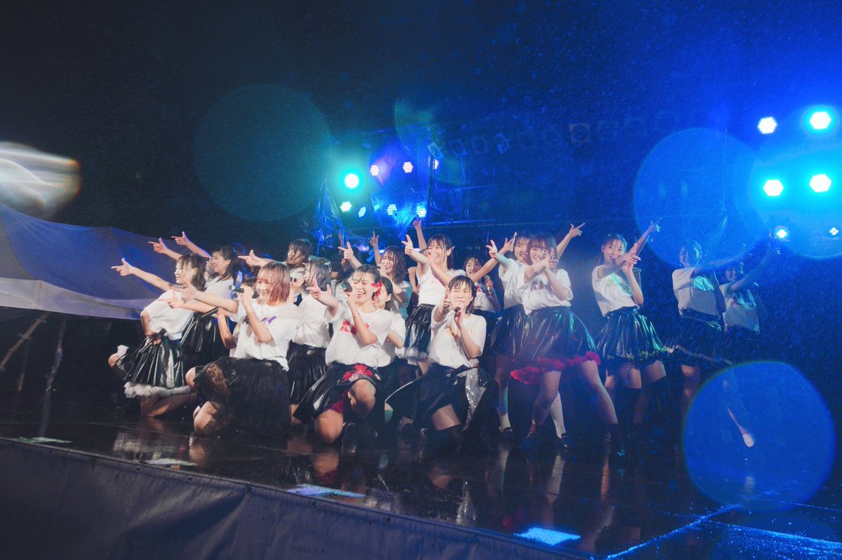 todaimusume's tweet photo. 本日は雨風が強く足場も悪く寒い中、駒場祭ラストステージに足を運んでくださった皆さん、本当に本当にありがとうございました！😭💖

アツくてエモい最強の東大娘。を見せられたでしょうか？皆さんの声援のおかげで冷たい雨の中でも楽しく元気に踊れました‼️

また次の公演でお会いしましょう👼❤️ https://t.co/vLtskqH1bA