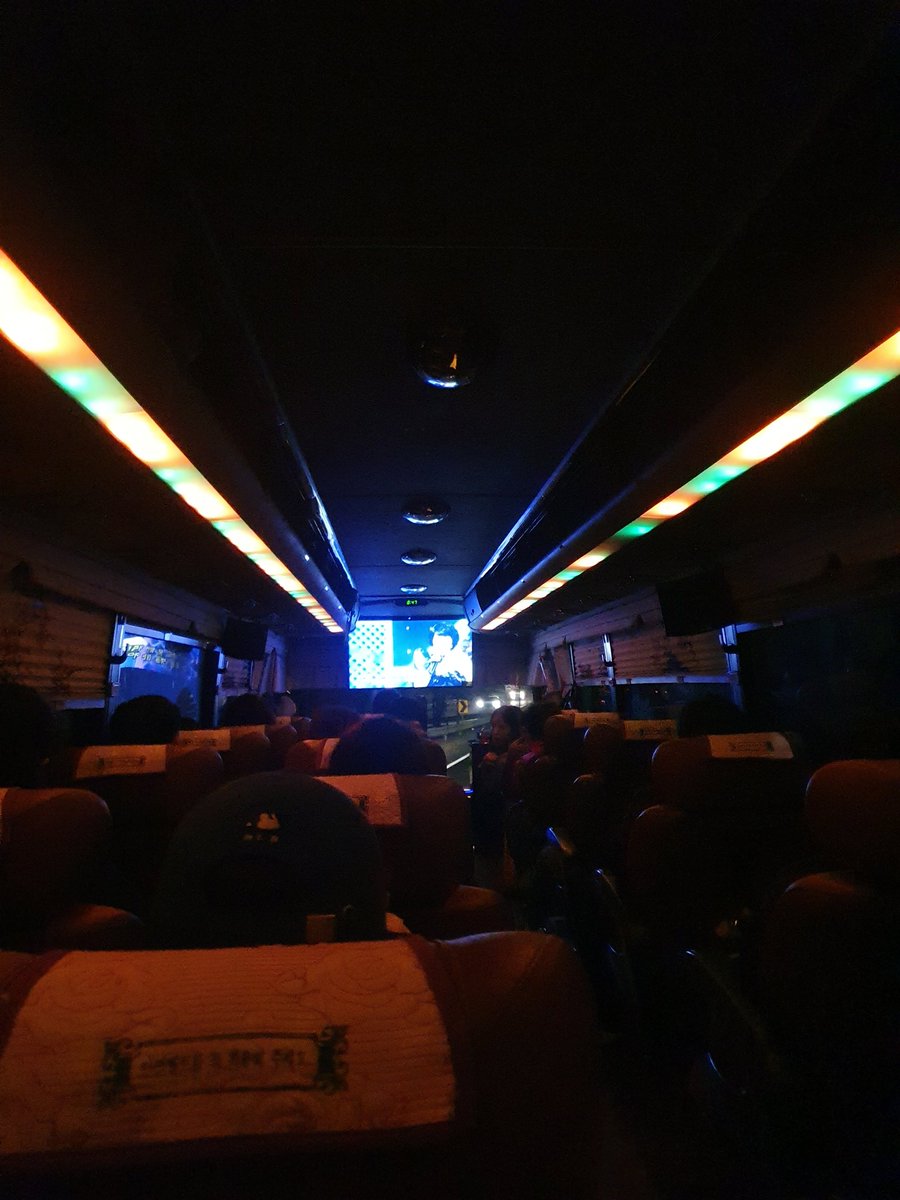 서초동집회 무사히 마치고
대구오소리 버스를 타고 출발 합니다 성원을 해주신
시민여러분  덕분에  집회
무사히 마치고 집으로 갑니다   우리 다음에 또 만나요 화이팅입니다 감사합니다 건강하시고 행복하세요  끝까지 함께 하겠습니다