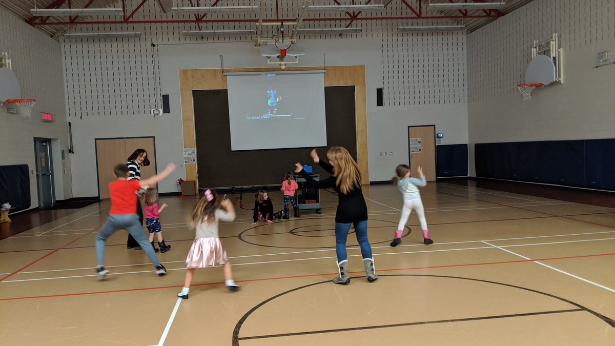 ecolesncc's tweet photo. Un grand merci aux membres du conseil d'école pour l'organisation d'une merveilleuse soirée familiale à l'école cette semaine! Il y a eu une super bonne participation des familles! @cscmonavenir https://t.co/sqlZFTxnKK