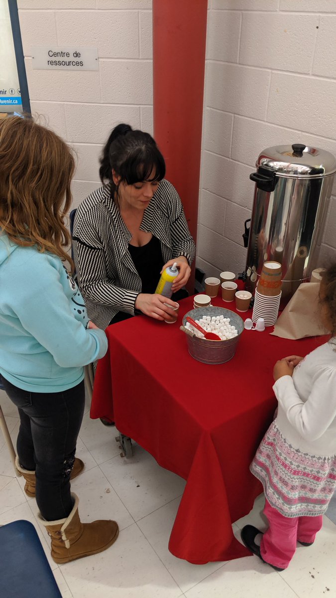 ecolesncc's tweet photo. Un grand merci aux membres du conseil d'école pour l'organisation d'une merveilleuse soirée familiale à l'école cette semaine! Il y a eu une super bonne participation des familles! @cscmonavenir https://t.co/sqlZFTxnKK