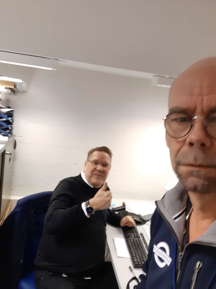 JanneJakola's tweet photo. Meillä venytään, johtoryhmäläiset syöttämässä lähetystietoja. #postilakko #Matkahuolto https://t.co/A69NL8WNne