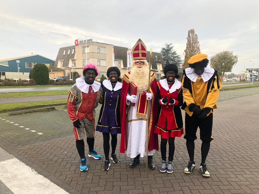 Sinterklaas bij <a href="/VanWijnenGroep/">Van Wijnen</a>. Spectaculair ontvangst #ietsmetalarm geslaagd feest met 75 blije koppies