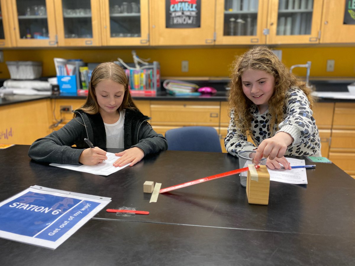 jsheehan927's tweet photo. Mrs. R’s 7th graders exploring Newton’s Laws. #RoslynSchools #RMSScience @RoslynMS @cjohanson45 @m_goldspiel @DaveLaz1 https://t.co/GKXYIipS92
