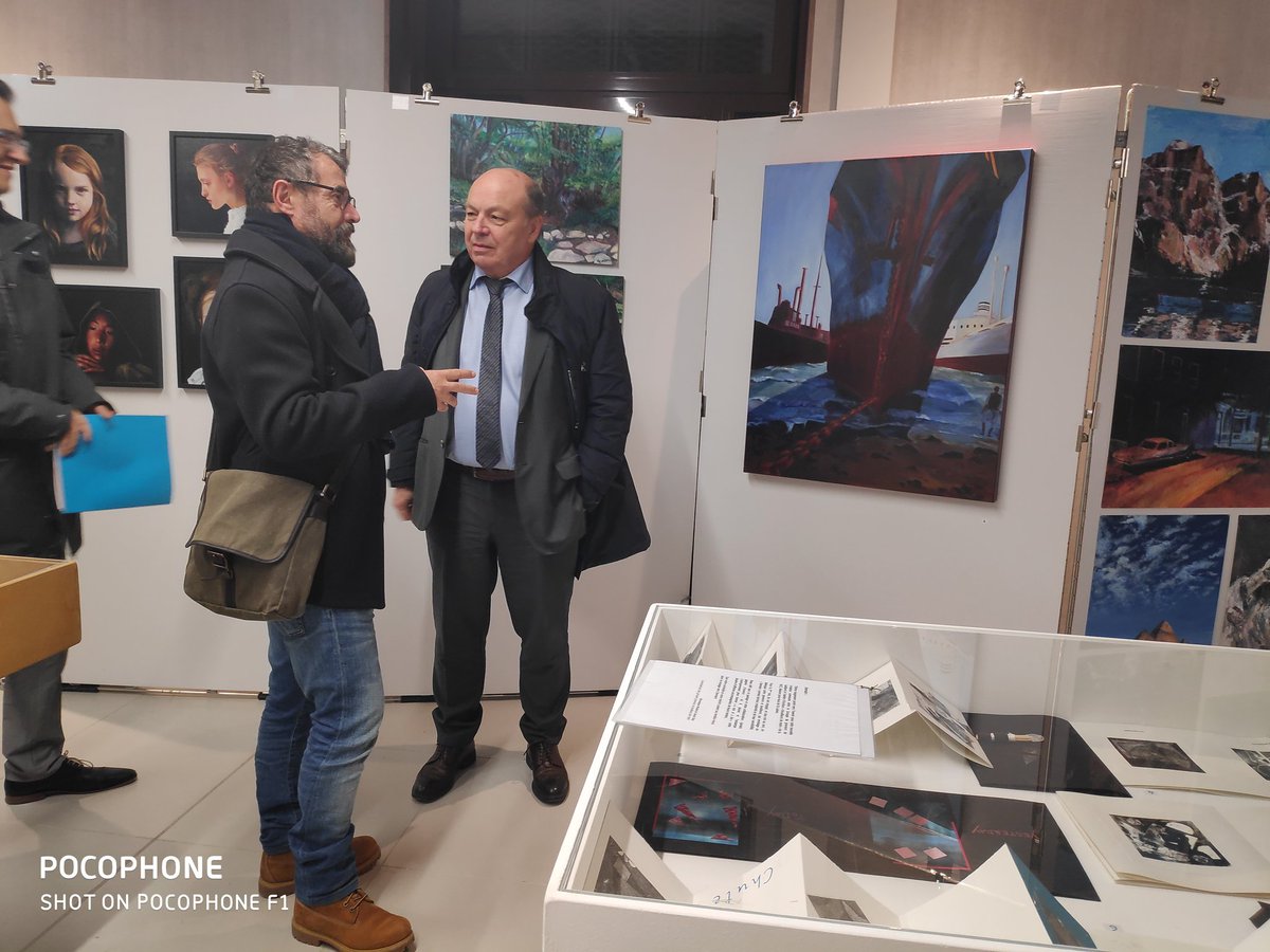 Nabil_Louaar's tweet photo. Hier soir, vernissage d'une très belle #expo des élèves de l'Ecole des Beaux #art du genevois (#Ebag) au coeur de la maison de la #mobilité et du #tourisme, face à la nouvelle gare d'#Annemasse, en présence des enseignants, #artistes et du Maire, @CDupessey #culture https://t.co/oH4UdNX2qj