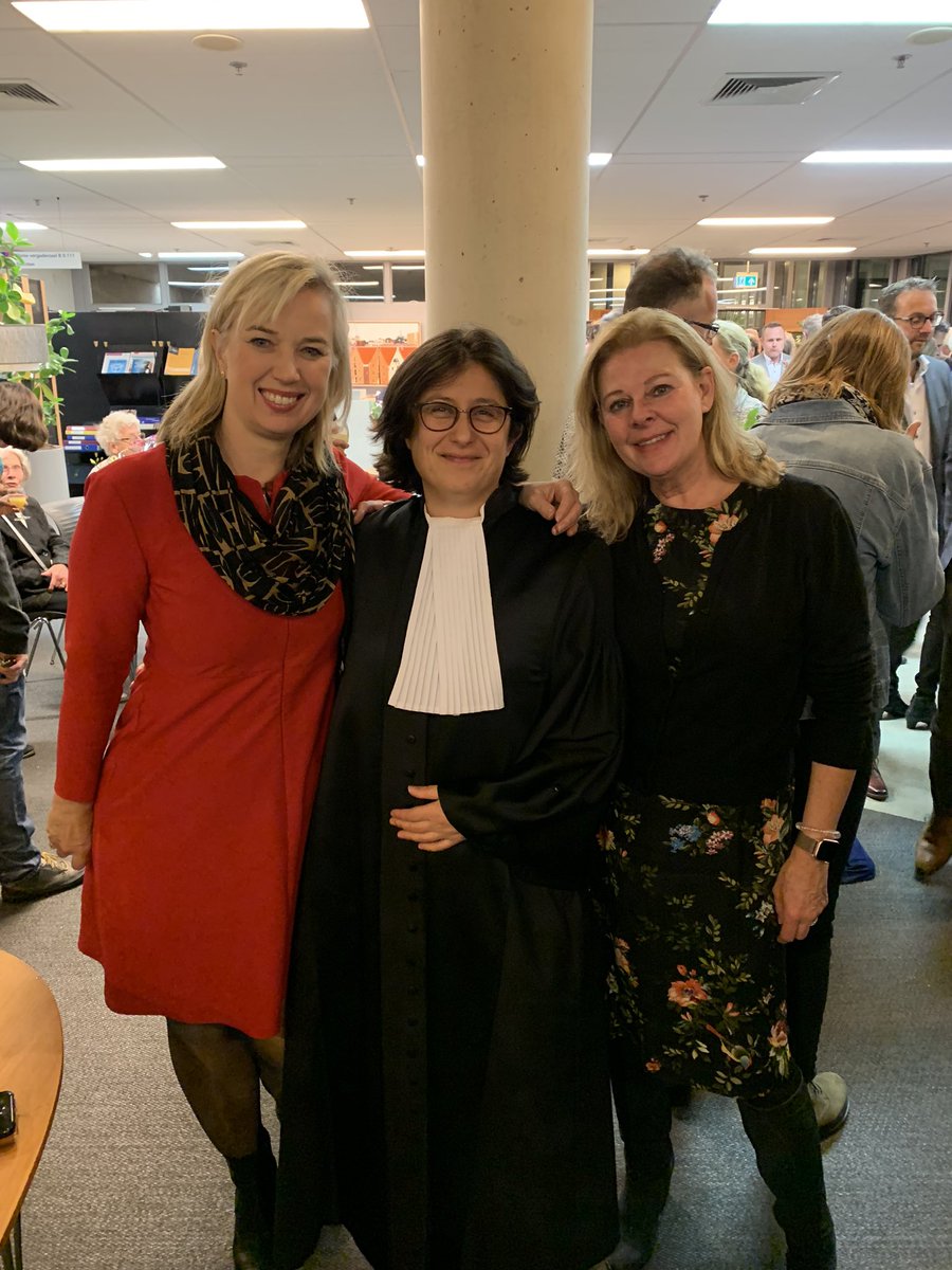 Dat je je ineens heel volwassen voelt omdat een vriendin rechter wordt. RECHTER!!! Mooi om bij de beëdiging te zijn! #rechtsstaat #hetspel #democratie. Congrats <a href="/MarjolainevdB/">Marjolaine</a>