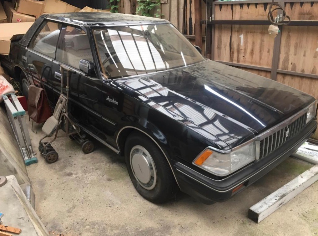 CARNEXT_JP's tweet photo. トヨタ・クラウンGS120の買取実績ご紹介(^^)
初年度登録、昭和60年式
自走不可、2000cc、27000キロ

旧車のレア車です。18年程放置の車がまた蘇ります^_^

カーネクスト　https://t.co/T0hn0I52bb

#クラウン　#GS120 #廃車買取 https://t.co/V8zzo0X7Bb