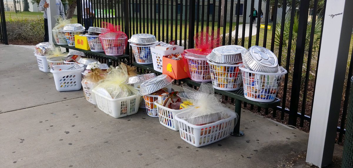 DeLandHighICC's tweet photo. A team effort including many campus clubs, sports teams, student services & dean’s office as we collected 22 baskets for the 2019 #basketbrigade #teamvolusia #turkeysonthetable - Way to Go @delandbulldogs and a special shoutout to Trish Shortlidge for bringing up the rear! https://t.co/R3f5rn5NN8