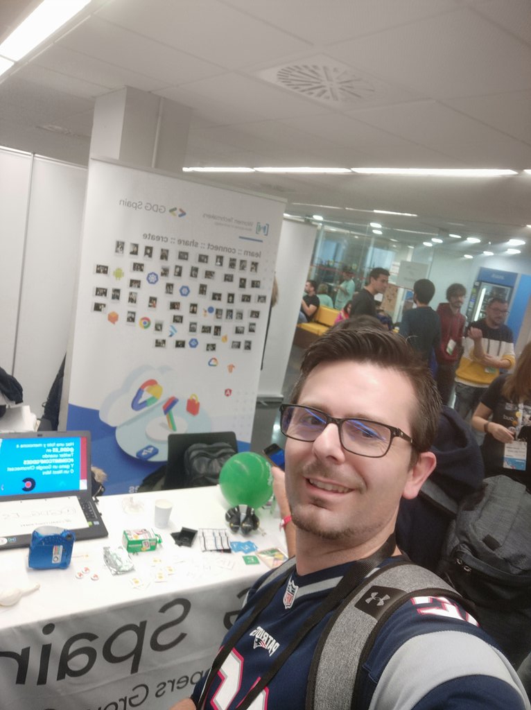 vmeralv's tweet photo. En el stand de @GDG_ES #commitconfgdges https://t.co/t1OJooX9oC