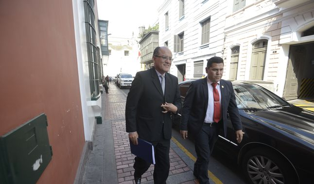 alexpillacac's tweet photo. Ejecutivo envió al Tribunal Constitucional sus descargos por demanda del Presidente de la Comisión Permanente del Congreso, Pedro Olaechea.
El procurador del MINJUS, Luis Alberto Huerta Guerrero, fue el encargado de entregar el documento oficial. https://t.co/1XEZUIwADP