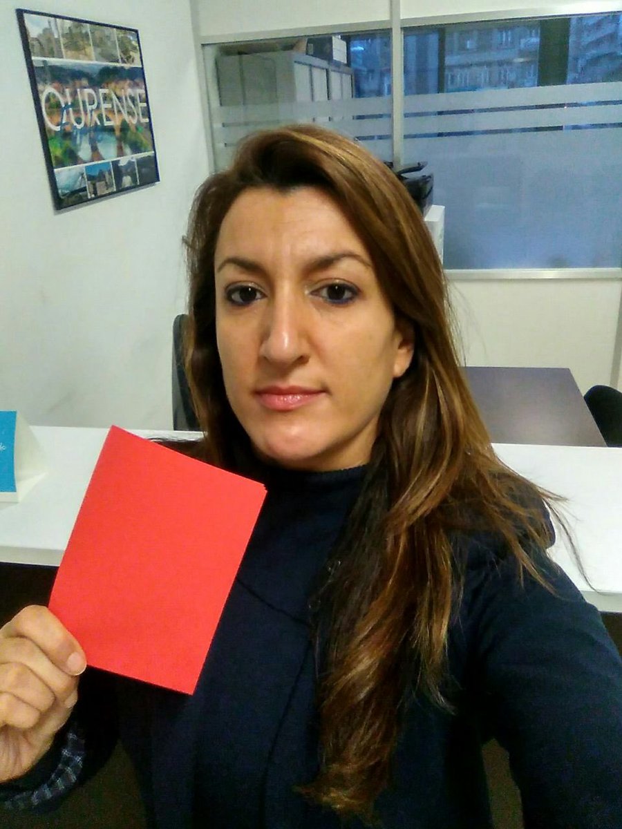 Tamén en Ourense hai unha #TarxetaVermellaAoMachismo en todos os campos deportivos, nos pabillóns e nas rúas. <a href="/Iolandadocampo/">Iolanda</a> co cartón de expulsíón para expulsar ao machismo no deporte e na sociedade