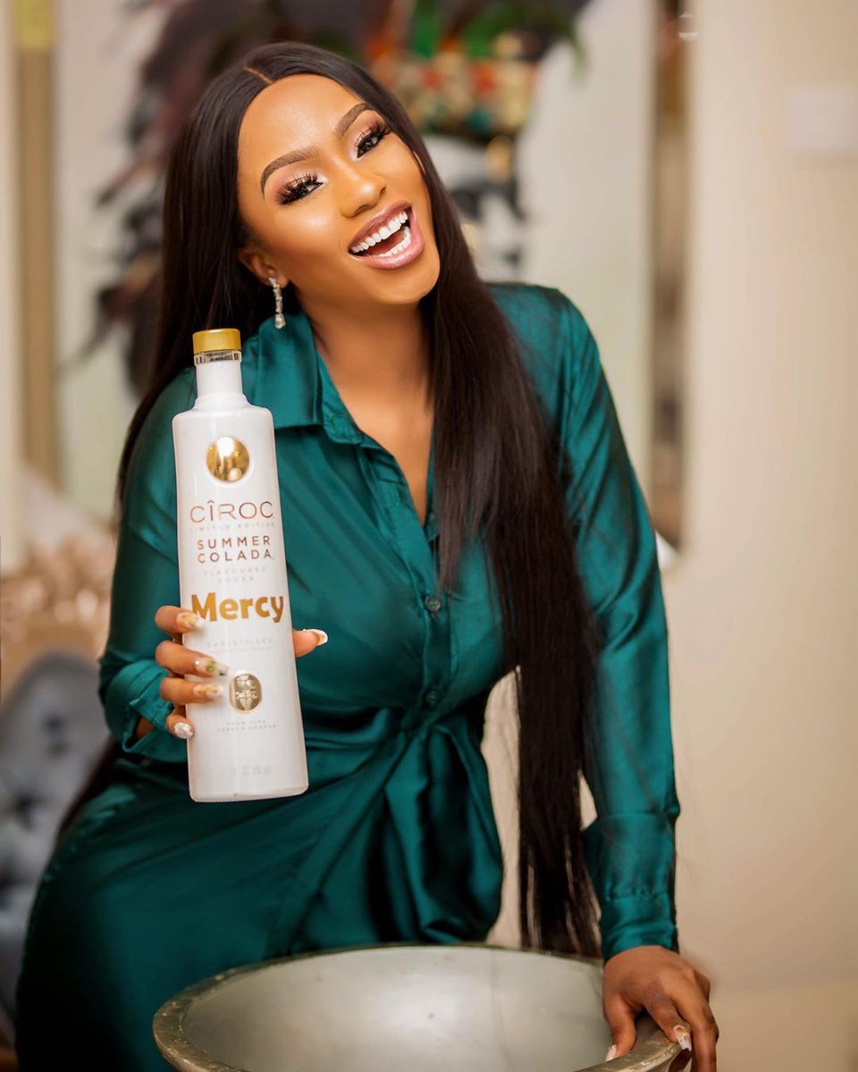 Ekehandbag's tweet image. Can your fav ever be like this? I don't take alcohol but because of @real_mercyeke I don't mind being a drunkard!
#MercyEffect 
#MercyColada 
#MercyCiroc