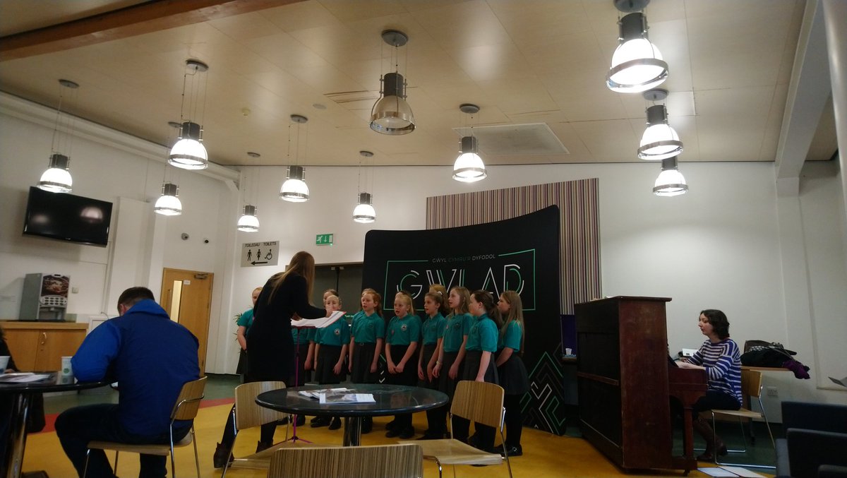 URDDFFAW's tweet photo. Eistedd yn gwrando ar blant @YsgolPlasCoch yn canu. #gwlad #dathlu20mlynedd #datganoli https://t.co/9zE81mkO40
