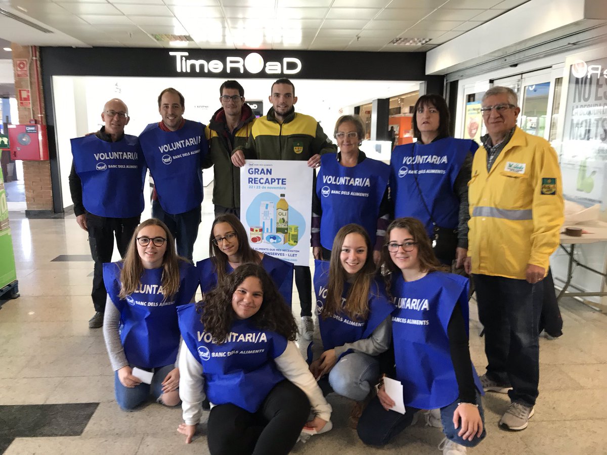 VoluntaTerrassa's tweet photo. Us esperem amb un somriure al supermercat @CarrefourFrance de Can Parellada #Terrassa si encara no heu col·laborat amb el @GranRecapte encara hi sou a temps! #somsolidaris #voluntariat https://t.co/ZIi2G4p31R