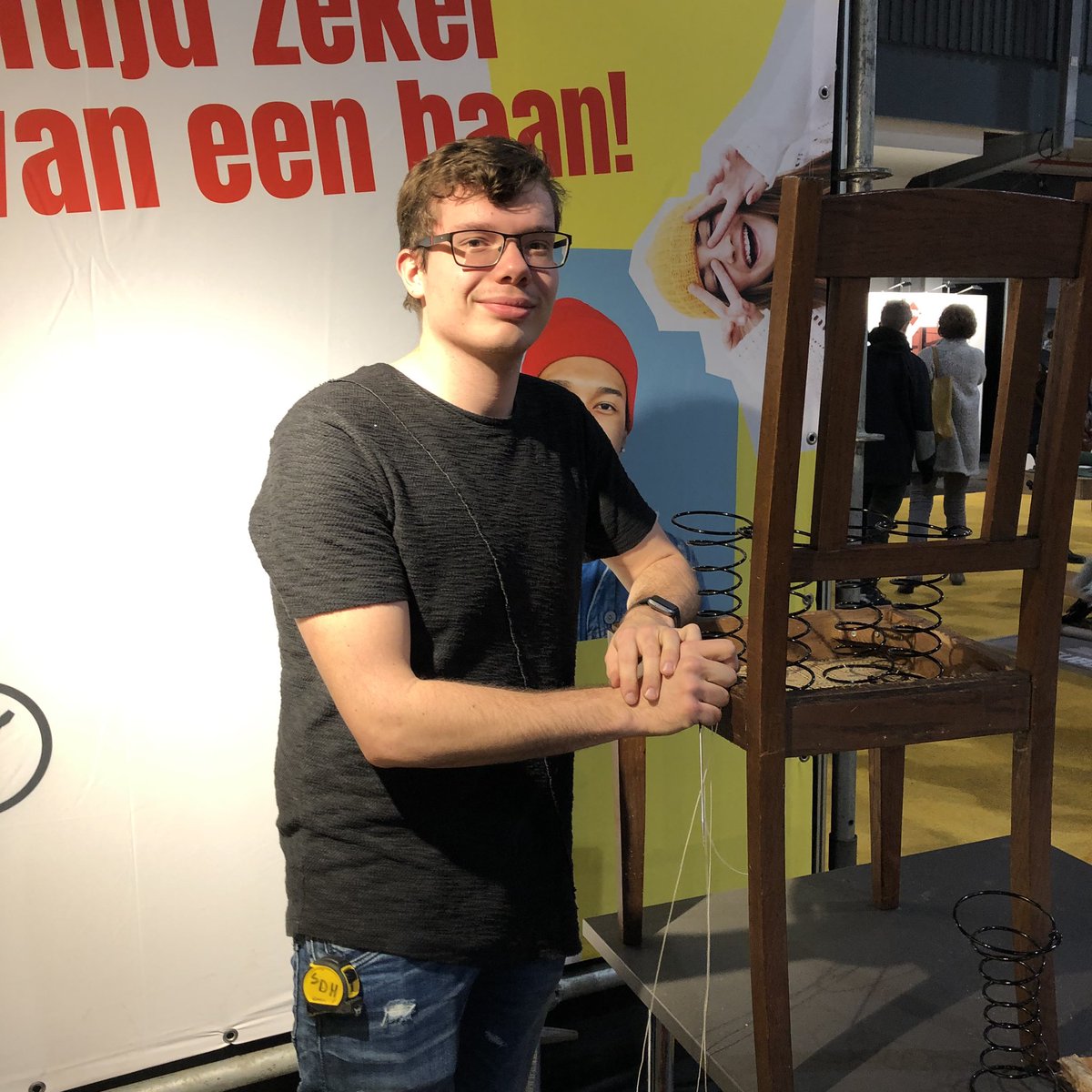 interieurvakman's tweet photo. We zijn vandaag op de @studiekeuzebeurs in Utrecht waar Michelle, Timo en Sytze alles vertellen over hun opleiding tot meubelstoffeerder en parketteur. #interieurvakman @ROC_MN @HMCmbovakschool https://t.co/UIqe4V7Fg4