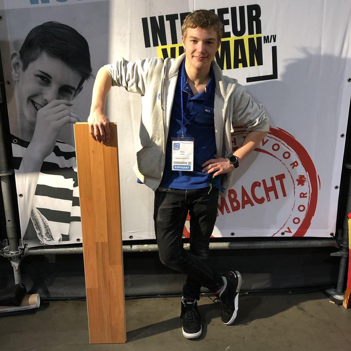 interieurvakman's tweet photo. We zijn vandaag op de @studiekeuzebeurs in Utrecht waar Michelle, Timo en Sytze alles vertellen over hun opleiding tot meubelstoffeerder en parketteur. #interieurvakman @ROC_MN @HMCmbovakschool https://t.co/UIqe4V7Fg4