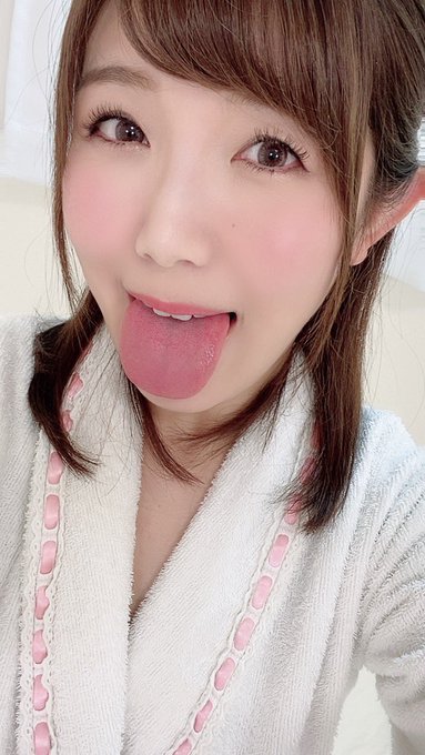 今日は色んなフェチ動画を撮影してきました😆✨ フェチとは十人十色&hellip;とても深い世界だ&hellip;😳 舌フェチ動画もたくさん撮りました！ 私、とってもベロがデカいみたい😝横に大きい😂前歯も大きいし&hellip;なんでやろね🤔笑