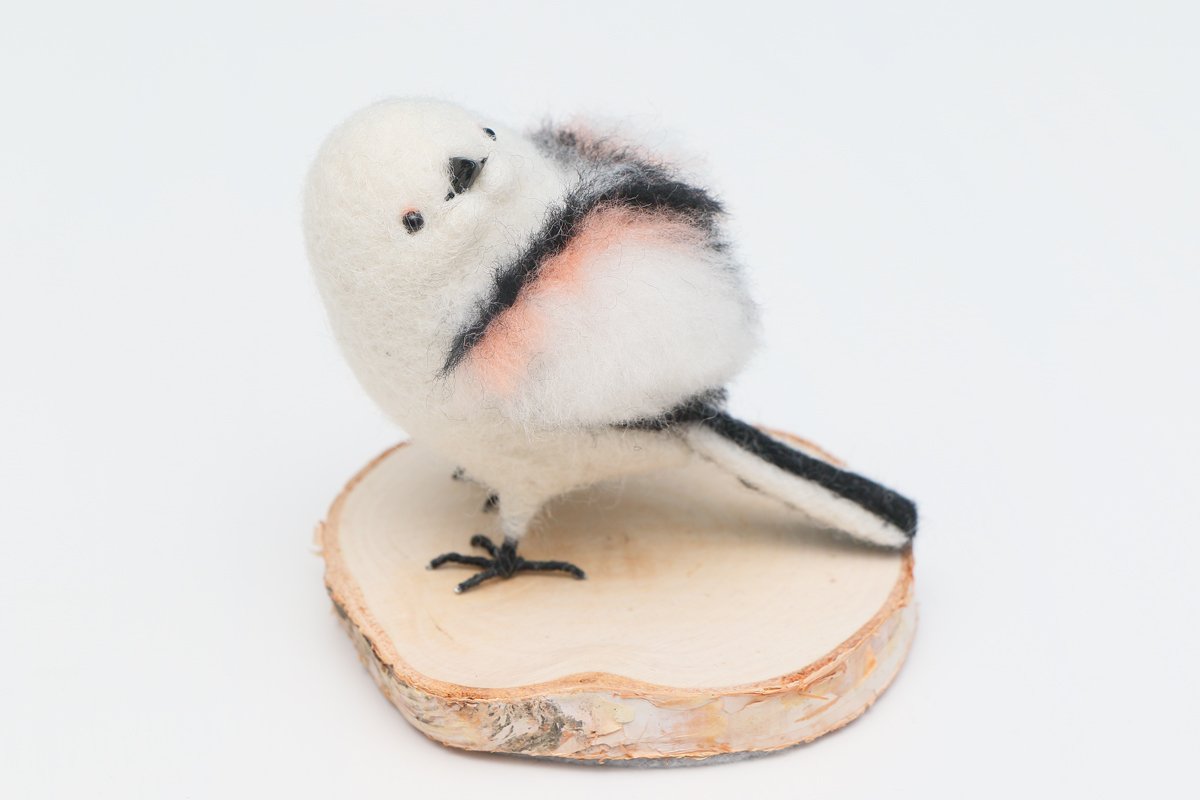 ぼく シマエナガ 大通公園でやってるミュンヘンクリスマス市で出会ってしまったシマエナガ 振り向きポーズ に心がっしーつかまれて連れて帰りました 本物より本物 このクオリティ 白樺の台座がついて3 900円 税込 ていいんですか