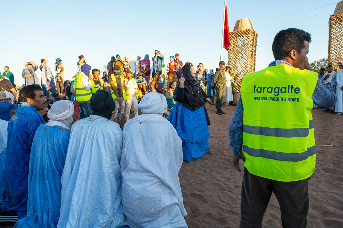 taragalte's tweet photo. On November 1st, the 10th edition of the Taragalte Festival pitched its tents right on the edge of the Sahara, in the south-east of Morocco ⛺
Bonds were established from the first day thanks to music, dance and exchanges ✨ 
Credits Photo @sarah_hickson https://t.co/57CA58utJ0