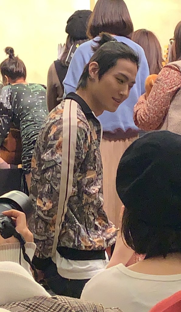 191123 Jaebeom ties his hair!!! Thanks to  @Nan_TheTraveler 