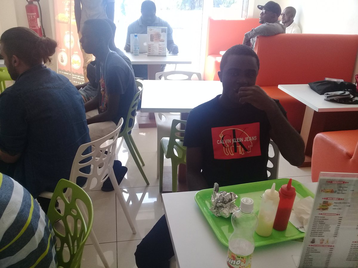 arnoang's tweet photo. Tournoi de célébration de la première #JourneeMondialeduJeuVideo à Libreville au Gabon 🇬🇦👑🍔. @kofisikaandI @EA_FIFA_France #GAMERZ #GCC #Oburger https://t.co/GaTI9rJZ7e