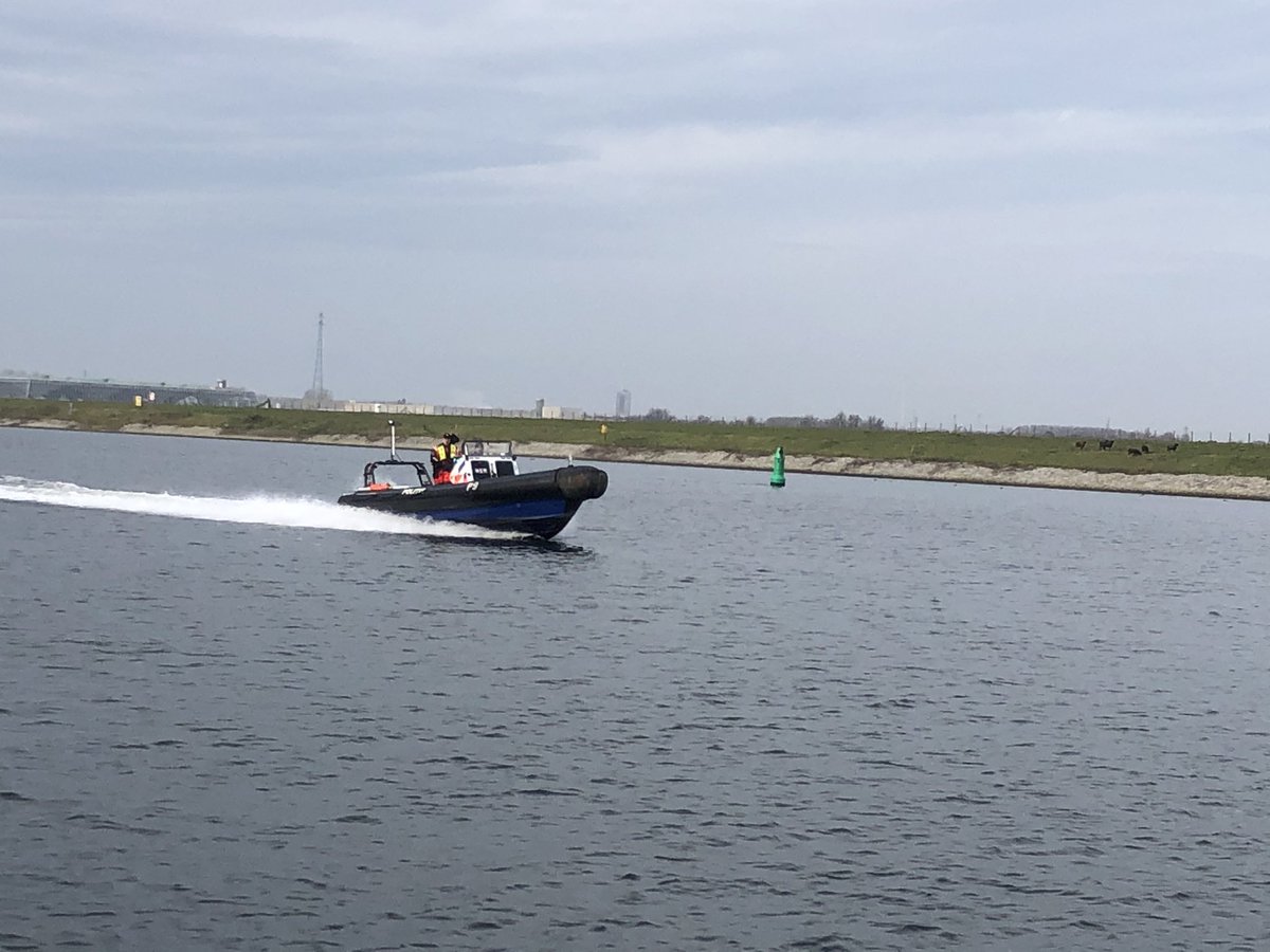 langenbergwl's tweet photo. De politie je beste vriend?
Niet als ze keihard langsvaren en mega golfslag veroorzaken als jij aan steiger ligt om Sinterklaas op te halen. Jammer en niet nodig @Politie_Rdam @POL_HWaard https://t.co/1m1fawO5XT