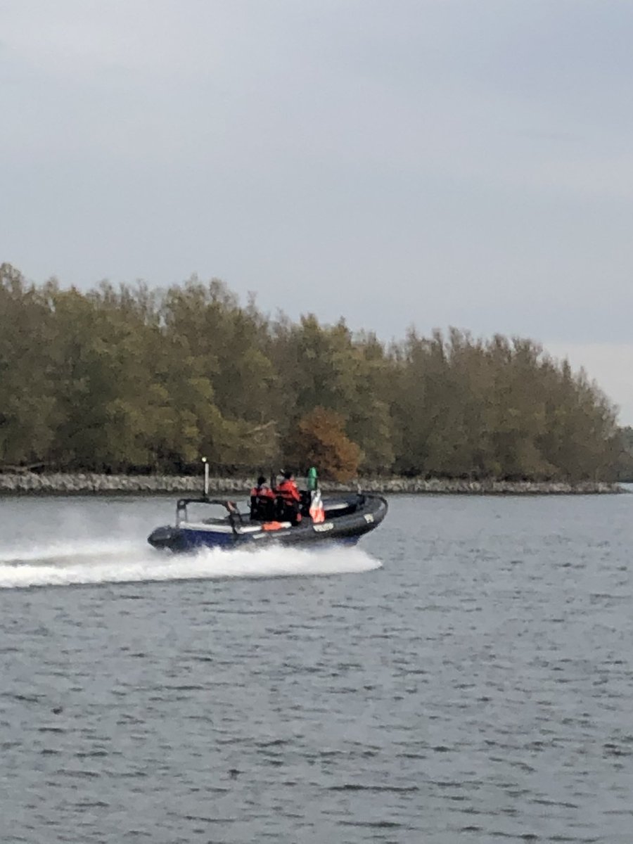 langenbergwl's tweet photo. De politie je beste vriend?
Niet als ze keihard langsvaren en mega golfslag veroorzaken als jij aan steiger ligt om Sinterklaas op te halen. Jammer en niet nodig @Politie_Rdam @POL_HWaard https://t.co/1m1fawO5XT