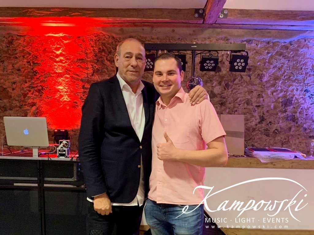 KampowskiEvents's tweet photo. Unser DJ Marc mit Peter Fischer (Präsident Eintracht Frankfurt) bei der Eintracht Fan Club Party.

#eintrachtfrankfurt #event #dj #party #weekend #frankfurt #eintracht #sge https://t.co/66NN2nHPBb