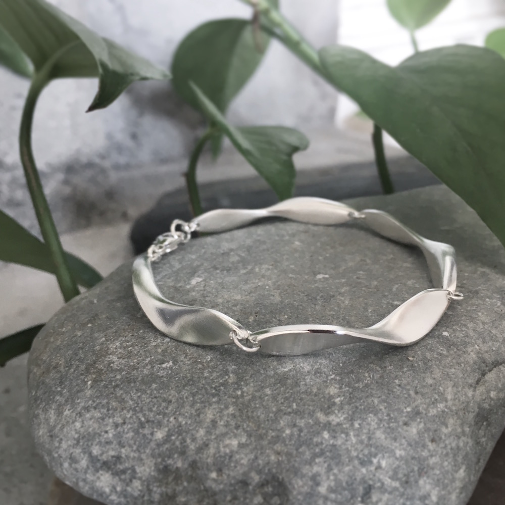 LocalWishlist's tweet photo. A little sparkle for their wrist. You'll find these bracelets, along with dozens of other gorgeous pieces, in the Jewelry section of the #LocalWishlist: https://t.co/rrxxDn8EzM #NovaScotia #buylocal #giftguide @halifaxbloggers @SelectNS #KClaireMacDonald #ELLAments https://t.co/I9b2qCumz8