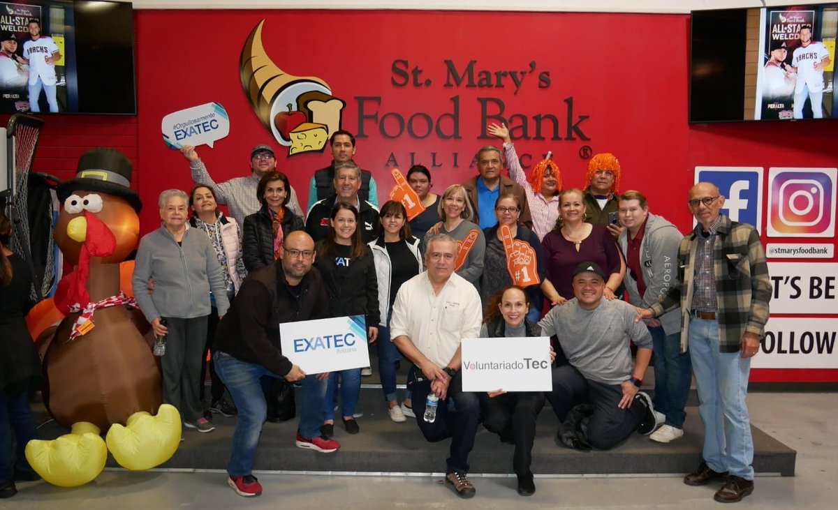 EXATECArizona's tweet photo. Los @EXATEC estamos comprometidos con nuestra comunidad. Es por eso que EXATEC Arizona nos sumamos al #diadelvoluntariadotec empacando cajas en @StMarysFoodBank esta mañana. #undiaparadar #EXATECArizona #EXATEC https://t.co/RSnNN1sUhJ